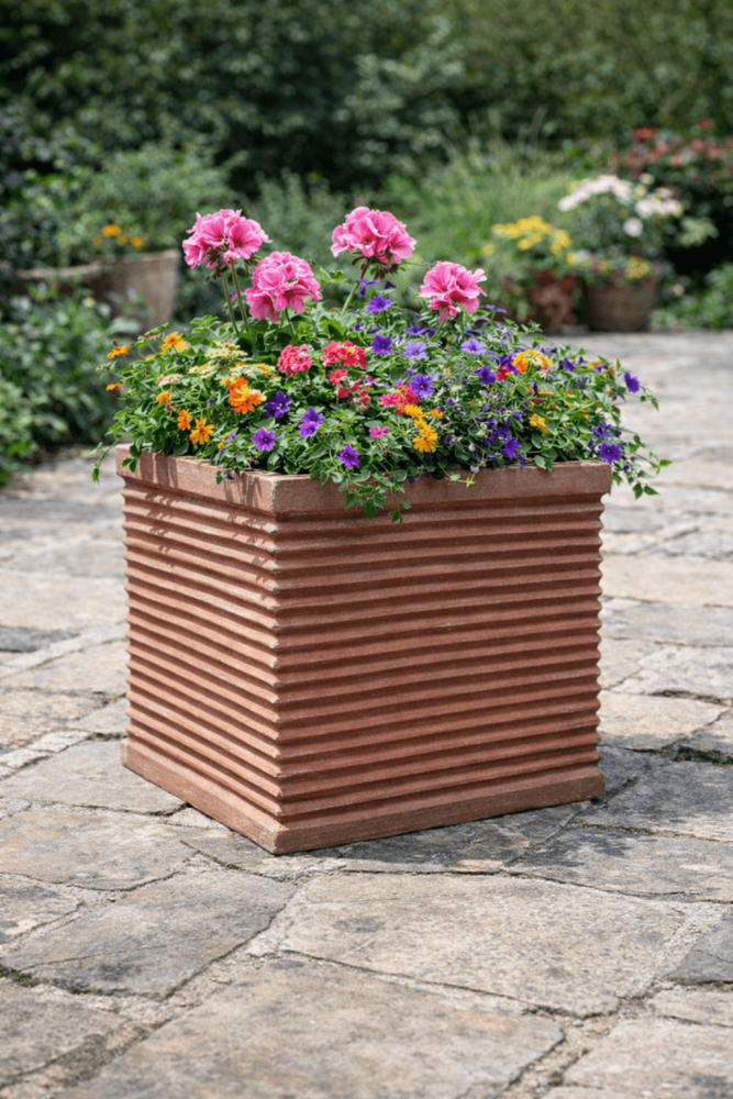 Le bac à fleurs carré à cannelures antiques